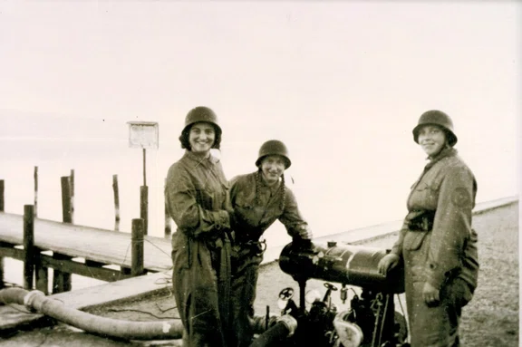 Übung der Feuerwehrhelferinnen im Jahr 1943, am Starnberger See. Im Bild von links: Wilma Gaßner (geb. Kergl), Joswita Jägerhuber (geb. Kandler) und Maria Wessely (geb. Lobznsky)